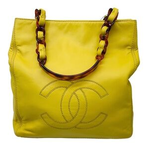 CHANEL LIME GREEN CC LOGO EMBOSSED LEATHER HANDBAG WITH TORTOISESHELL HANDLE